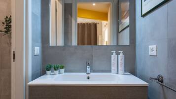 Een douche, een haardroger, handdoeken, zeep