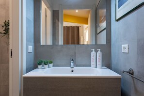 Douche, sèche-cheveux, serviettes fournies