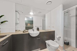 Douche, sĂšche-cheveux, serviettes fournies, savon
