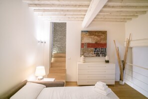 2 slaapkamers, een bureau, een strijkplank/strijkijzer, gratis wifi