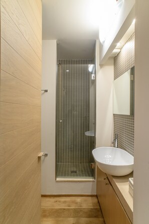 Dusche, Whirlpool, Haartrockner, Handtücher