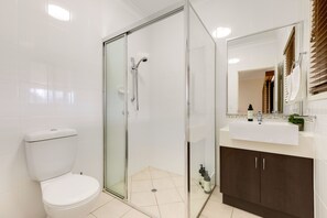 Een bad, een haardroger, handdoeken, zeep