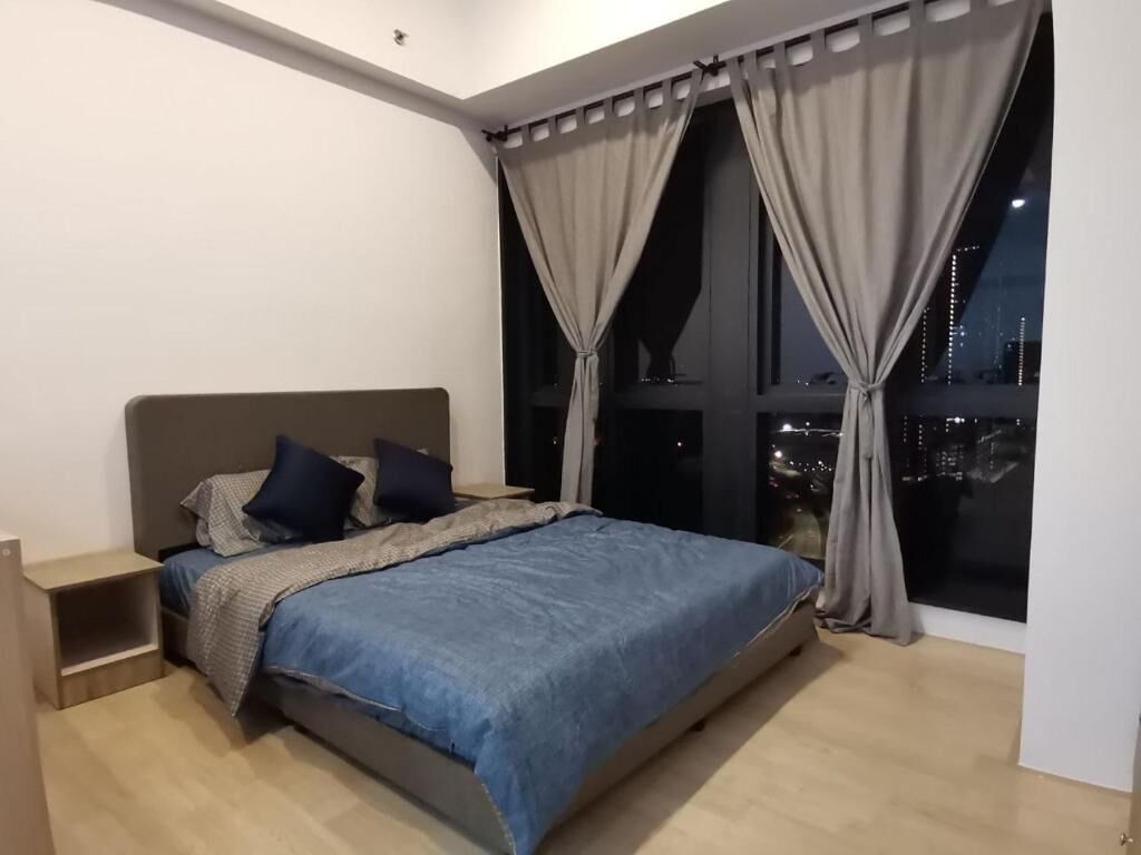 1 bedroom, desk, WiFi, bed sheets