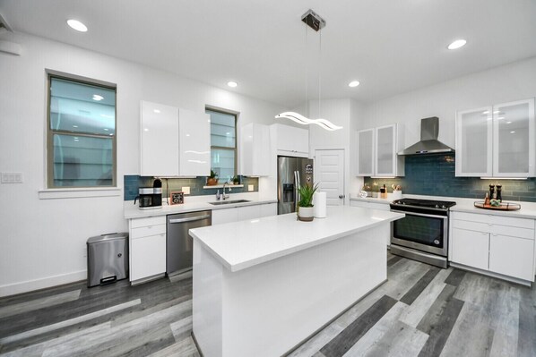 Fridge, microwave, oven, stovetop - EaDo Signature - East of Downtown Spacious Home (Houston)