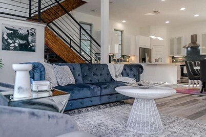 EaDo Signature - East of Downtown Spacious Home
