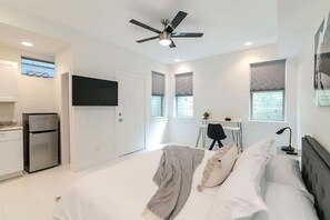 5 bedrooms, iron/ironing board, WiFi, bed sheets
