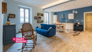 Un appartement moderne comprenant une cuisine, un coin repas et un salon.