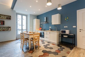 Réfrigérateur, micro-ondes, four, cafetière/bouilloire