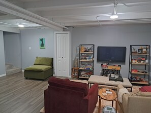Smart TV, books, computer monitors - Gorgeous Mid Century 3 bed with hot tub near Lincoln Square (Chicago)