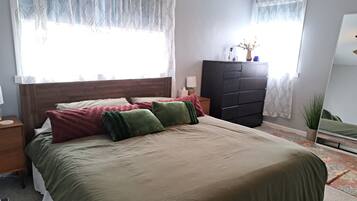 3 bedrooms, desk, iron/ironing board, free WiFi