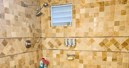 Modern Chic 1BR Apt w/ W/D & Island Fruit Garden