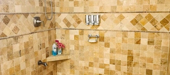 Modern Chic 1BR Apt w/ W/D & Island Fruit Garden