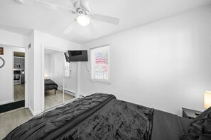 2 chambres, bureau, fer et planche à repasser, lit de bébé portatif