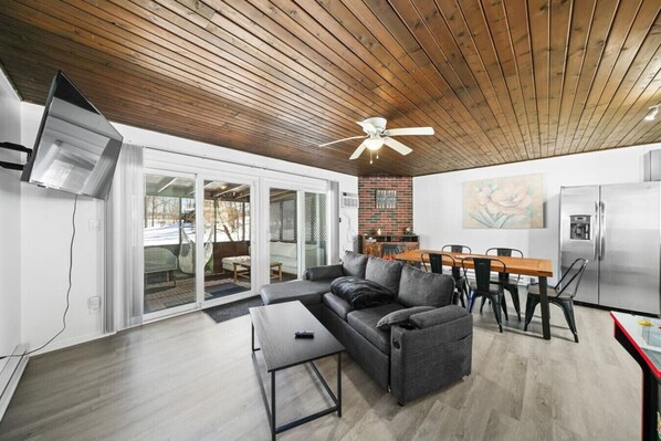 Smart TV, fireplace