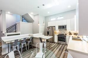 Dishwasher - Montrose Stay: 7 Rooms, 7 Baths & Rooftop Lounge (Houston)