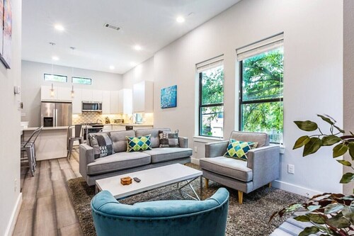 Montrose Stay: 7 Rooms, 7 Baths & Rooftop Lounge