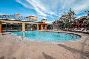 Innendørsbasseng og utendørsbasseng