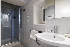 Apartment | Bathroom | Shower, hair dryer, towels, soap