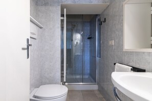 Apartment | Bathroom | Shower, hair dryer, towels, soap - easyhomes - Duomo View (Milan)