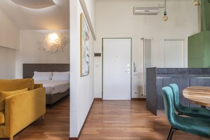 Cubrecamas, tabla de planchar con plancha, wifi gratis y ropa de cama 