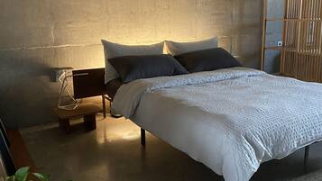 1 soverom, strykejern/-brett, wi-fi (inkludert) og sengetรธy