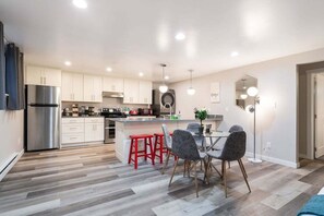 Een koelkast, een microgolfoven, een oven, een kookplaat