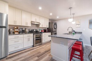 Een koelkast, een microgolfoven, een oven, een kookplaat