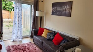 Living area - Elegant 3-Bed Home with free wi fi & free parking (Dagenham)