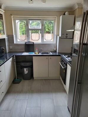 Private kitchen - Elegant 3-Bed Home with free wi fi & free parking (Dagenham)