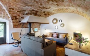 Smart-TV, Kamin, Tischtennisplatte