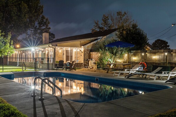 室外游泳池，恒温泳池