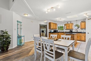 Dining - PrivatePool - GameRm - 2KingBeds ~ 8min to beach - BlueAngelPractice ViewingArea (Pensacola)