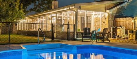 Una piscina al aire libre, una piscina climatizada