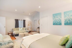 4 bedrooms, iron/ironing board, WiFi, bed sheets