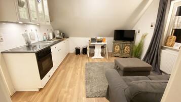 Een koelkast, een microgolfoven, een oven, een kookplaat