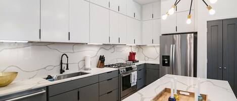 Refrigerador, horno, parrilla de estufa y lavavajillas