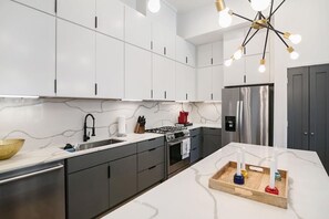 Fridge, oven, stovetop, dishwasher