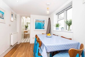 Basic House, 1 Double Bed | Dining - Quirky 1 Bedroom Apartment in Kemptown (Brighton)