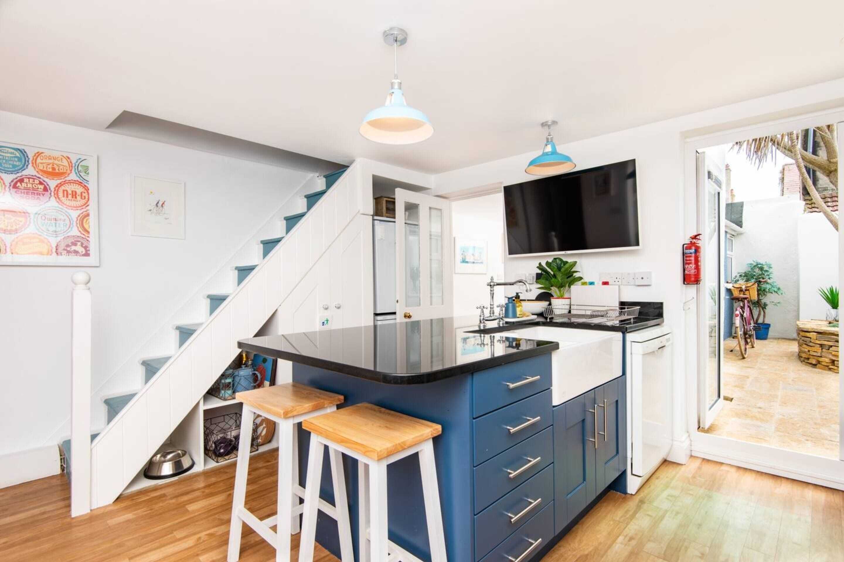 Basic House, 1 Double Bed | Private kitchen | Fridge, microwave, oven, stovetop