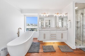 Badewanne, Haartrockner, Handtücher, Toilettenpapier