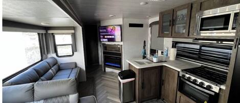 Køleskab, mikrobølgeovn, blender