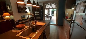 Réfrigérateur, micro-ondes, four, plaque de cuisson