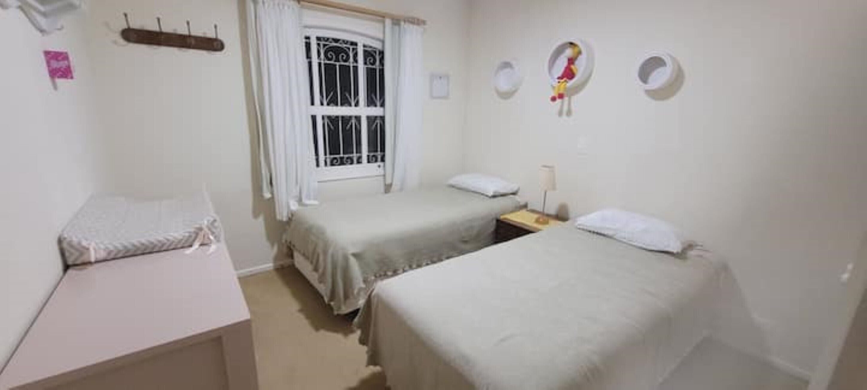 4 quartos, berço de viagem, Wi-Fi de cortesia, roupa de cama