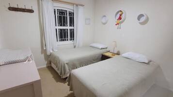 4 quartos, berço de viagem, Wi-Fi de cortesia, roupa de cama