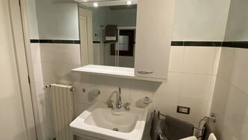 Duschwanne, Haartrockner, Bidet, Handtücher