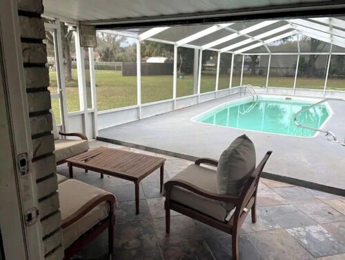 NewTampa-W. Chapel 3 room 1.5 bath with a pool on 1 acre. SMOKE & PET FREE!