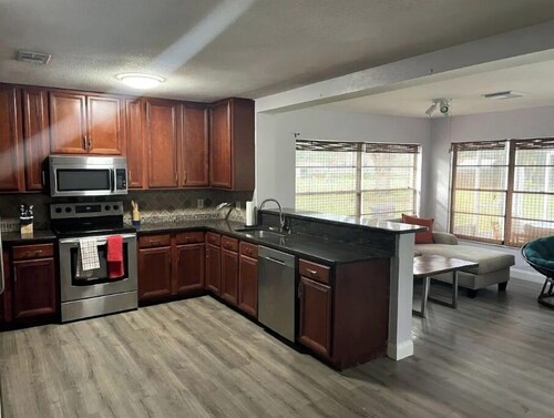 NewTampa-W. Chapel 3 room 1.5 bath with a pool on 1 acre. SMOKE & PET FREE!