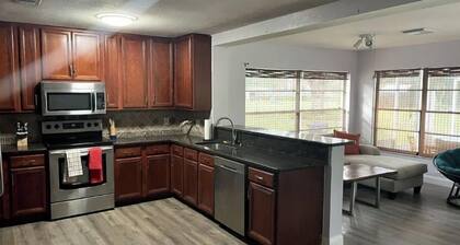 NewTampa-W. Chapel 3 room 1.5 bath with a pool on 1 acre. SMOKE & PET FREE!