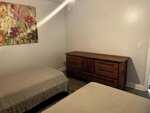 3 habitaciones, escritorio, tabla de planchar con plancha y wifi gratis 