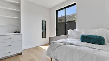 8 habitaciones, escritorio y tabla de planchar con plancha